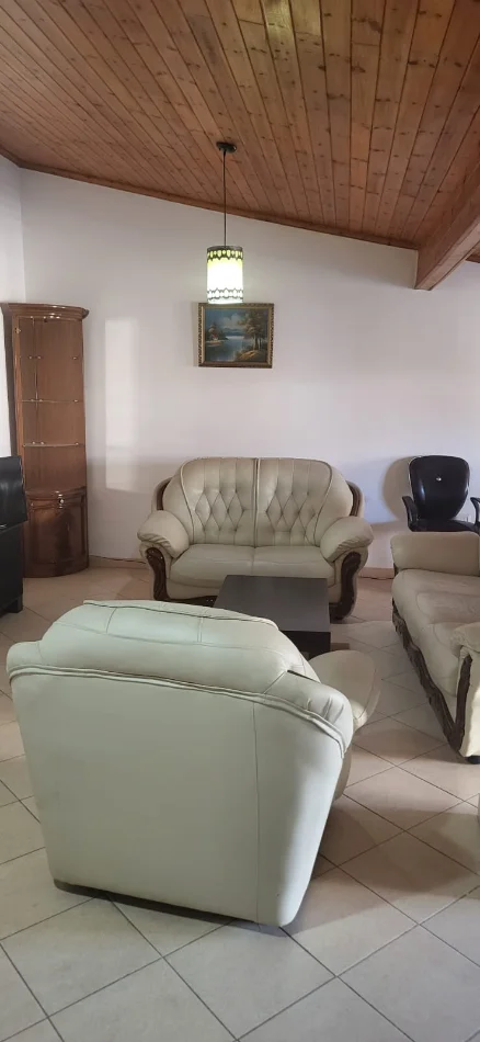 Tirane, jepet me qera apartament 1+1 Kati 3, 65 m² 350 € (KINOSTUDIO)