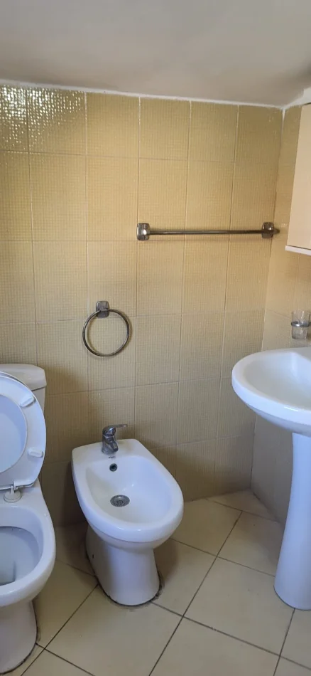 Tirane, jepet me qera apartament 1+1 Kati 3, 65 m² 350 € (KINOSTUDIO)