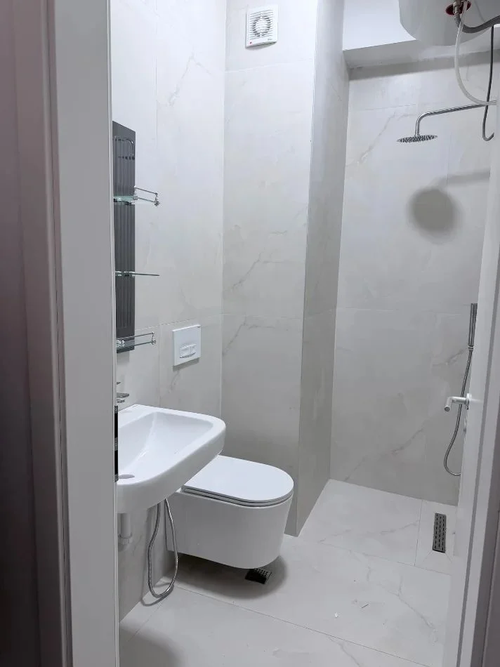 Tirane, jepet me qera apartament 1+1 Kati 5, 50 m² 400 € (KOMPLEKSI KADIU)