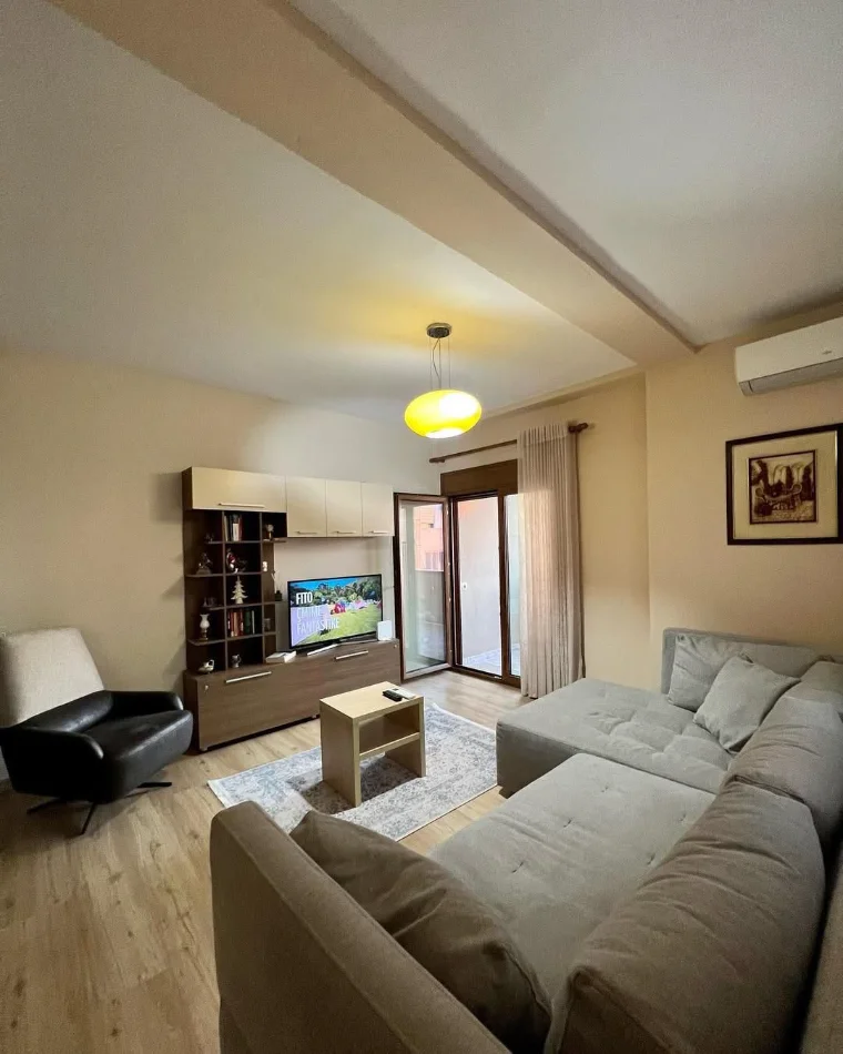 Tirane, jepet me qera apartament 1+1 Kati 8, 75 m² 800 € (MYSLYM SHYRI)