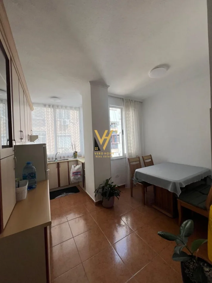 Tirane, jepet me qera apartament 1+1+Ballkon Kati 8, 65 m² 520 € (KOMUNA E PARISIT)