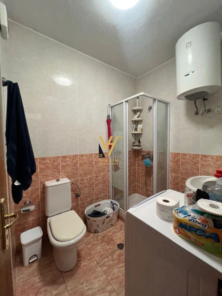 Tirane, jepet me qera apartament 1+1+Ballkon Kati 8, 65 m² 520 € (KOMUNA E PARISIT)