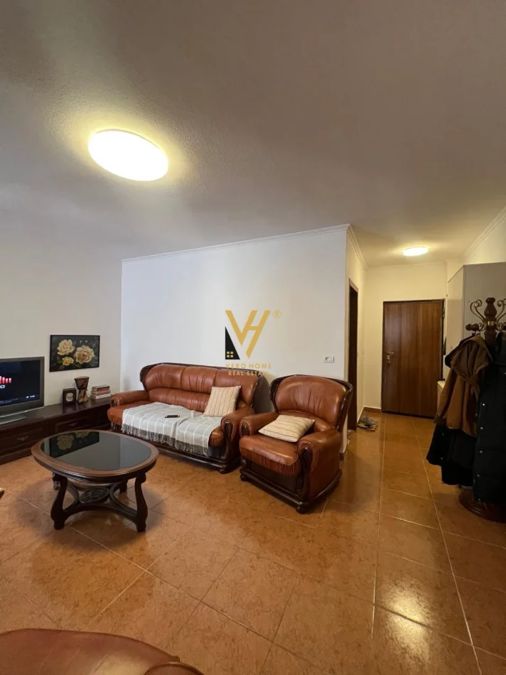 Tirane, jepet me qera apartament 1+1+Ballkon Kati 8, 65 m² 520 € (KOMUNA E PARISIT)