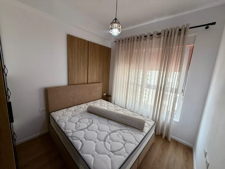 Tirane, jepet me qera apartament 1+1 , (Ali Demi)