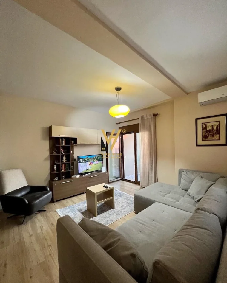 Tirane, jepet me qera apartament 1+1+Ballkon Kati 8, 75 m² 820 € (MYSLYM SHYRI)