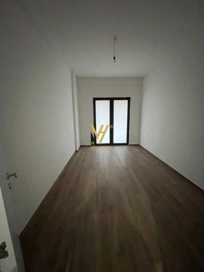 Tirane, jepet me qera zyre Kati 1, 118 m² 650 € (FARMACIA 10)