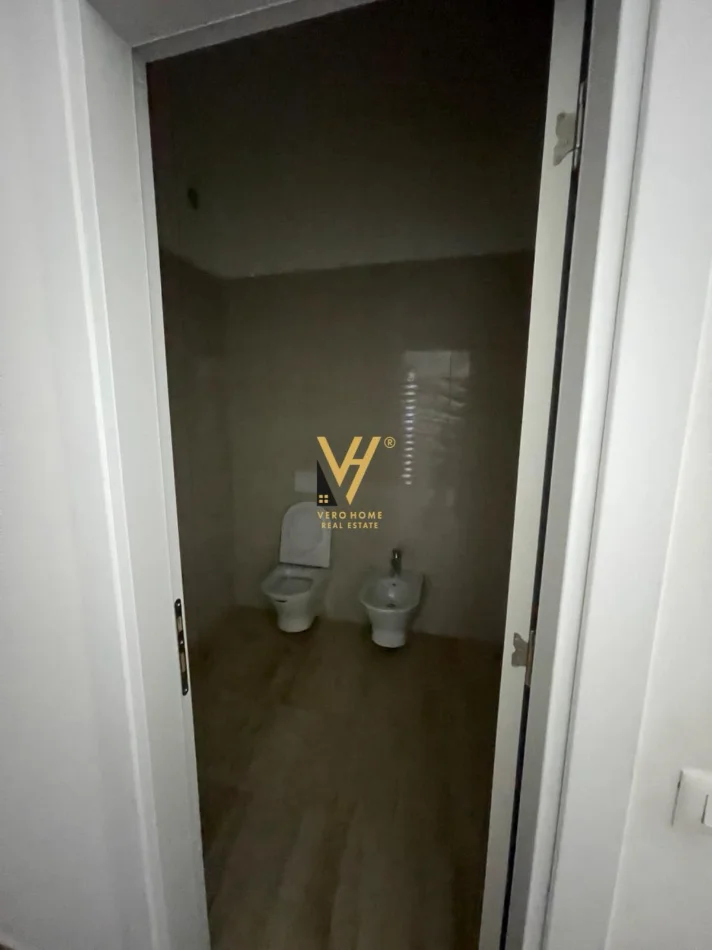 Tirane, jepet me qera zyre Kati 1, 118 m² 650 € (FARMACIA 10)