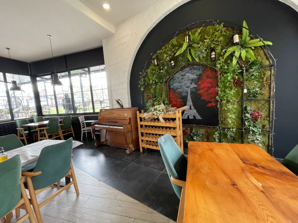 Tirane, jepet me qera bar-kafe Kati 0, 300 m² 2.500 € (Yrshek)