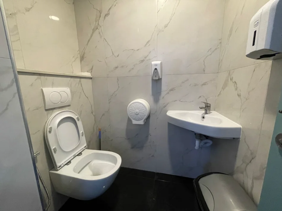 Tirane, jepet me qera bar-kafe Kati 0, 300 m² 2.500 € (Yrshek)