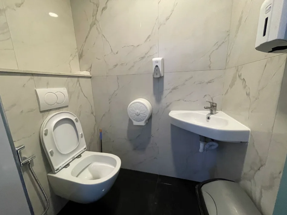 Tirane, jepet me qera bar-kafe Kati 0, 300 m² 2.500 € (Yrshek)