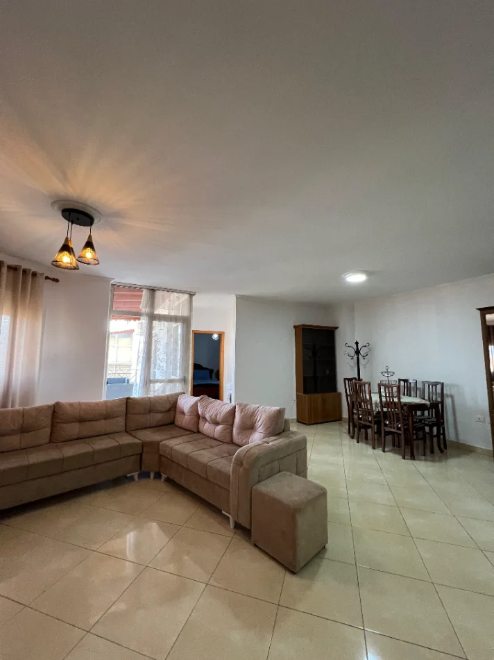 Tirane, jepet me qera apartament 2+1+Ballkon Kati 9, 112 m² (Rruga e Barrikadave)