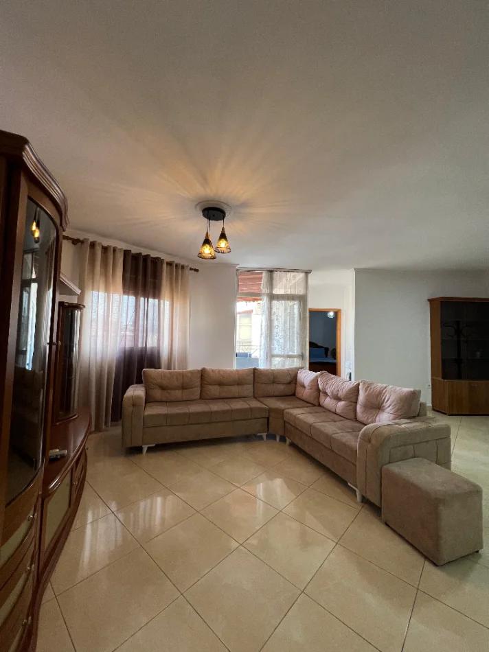 Tirane, jepet me qera apartament 2+1+Ballkon Kati 9, 112 m², Rruga e Barrikadave, 65.000Leke/Muaj