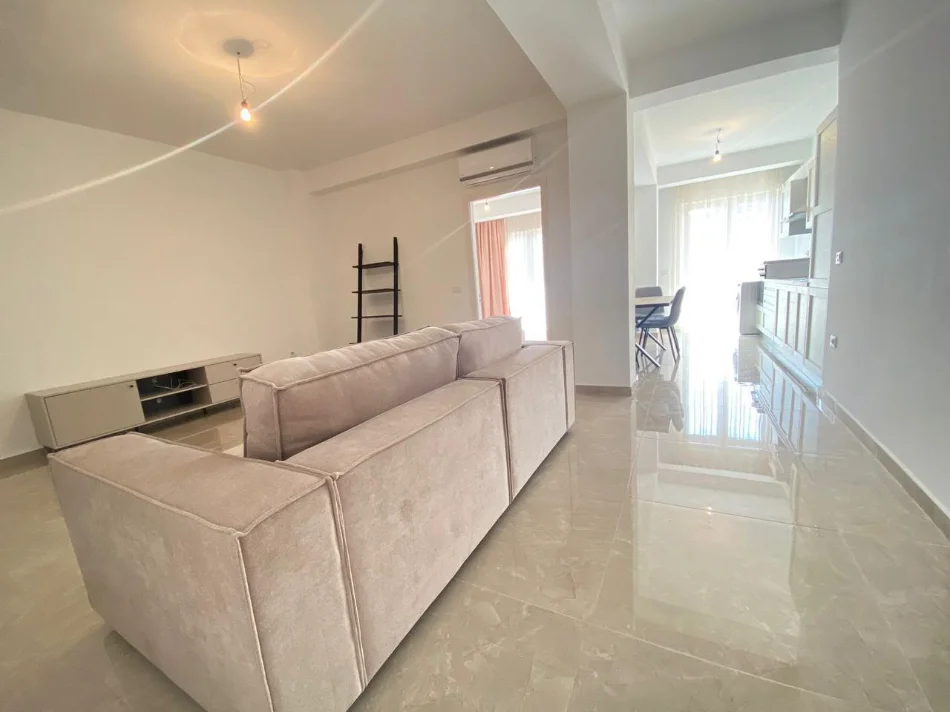 Tirane, jepet me qera 1+1+Ballkon Kati 3, (Qender, prane Tregut Çam)🏷️Çmimi: 75.000 Leke/muaj