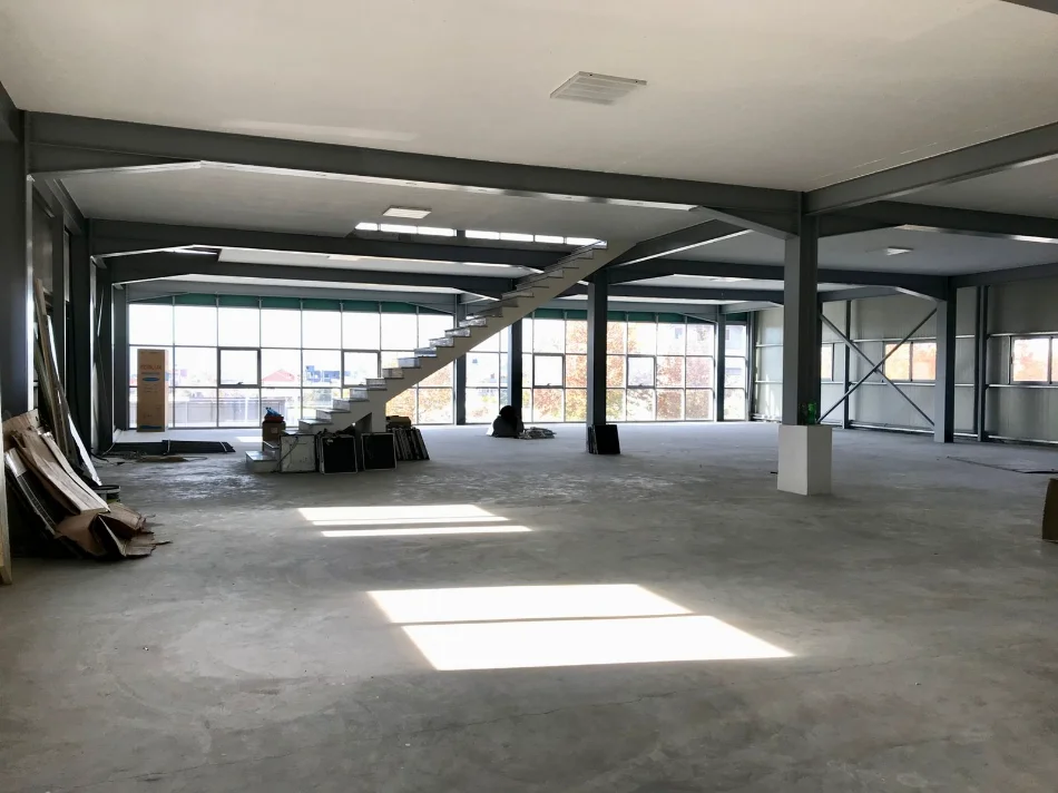 Tirane, jepet me qera magazine Kati 0, 550 m² (Kamëz)