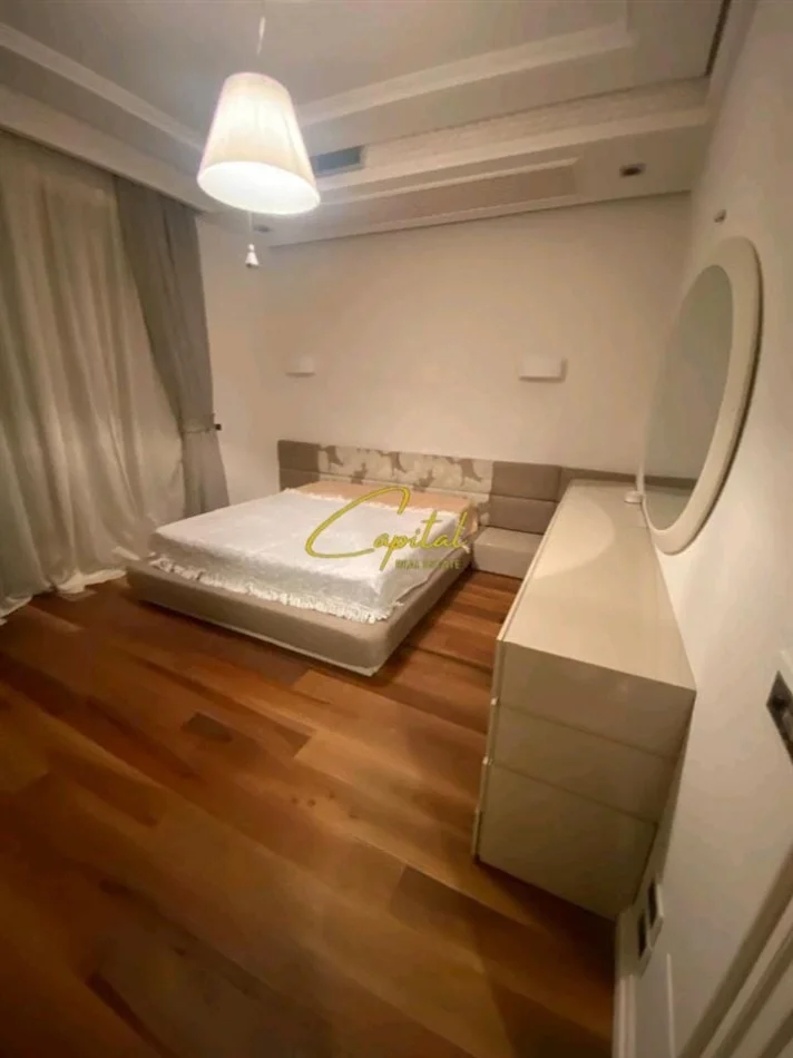 Tirane, jepet me qera apartament 1+1 Kati 2, 75 m² 700 € (PAZARI I RI)