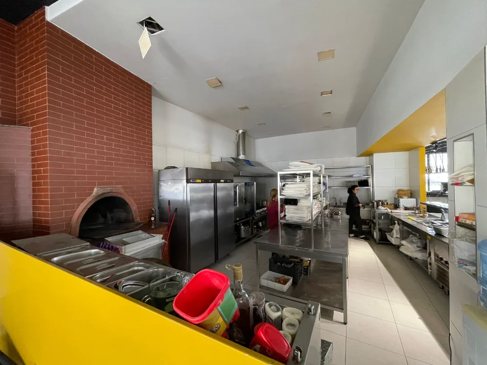 Tirane, jepet me qera bar-resorant , 300 m² 2.500 € 