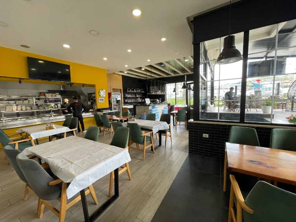 Tirane, jepet me qera bar-resorant , 300 m² 2.500 € 