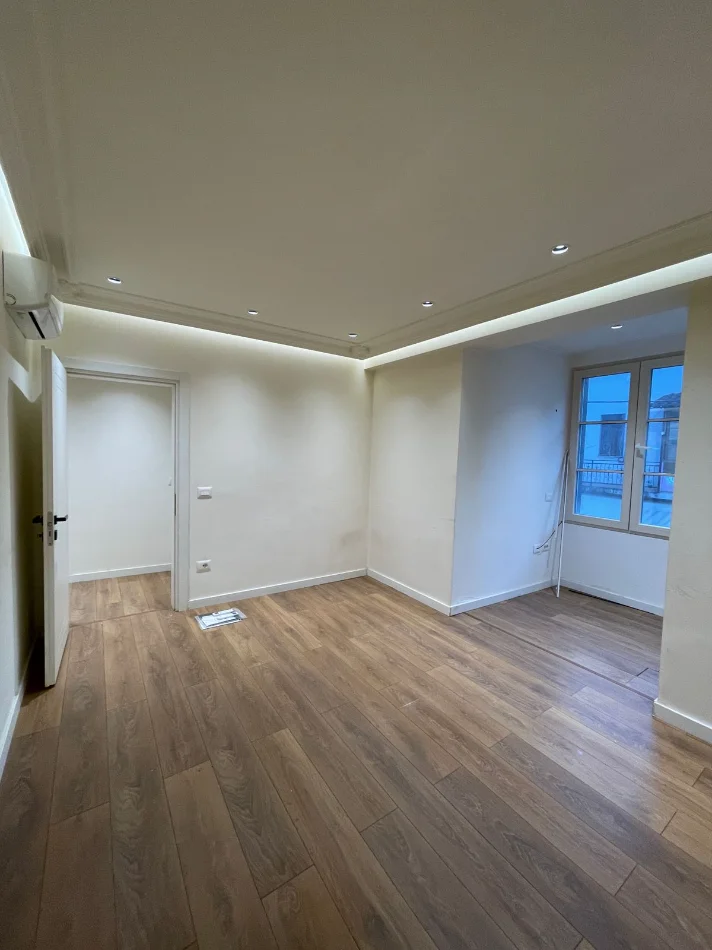 Tirane, jepet me qera ambjent biznesi Kati 1, 150 m² 1.200 € (Pranë Shkollës së Baletit)