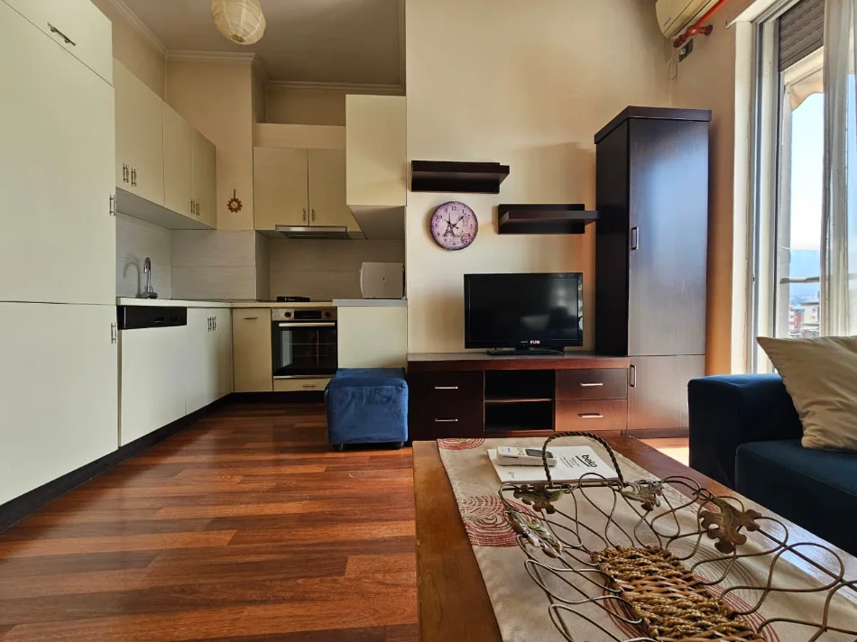 Tirane, jepet me qera apartament 1+1 Kati 10, 65 m² 600 € 