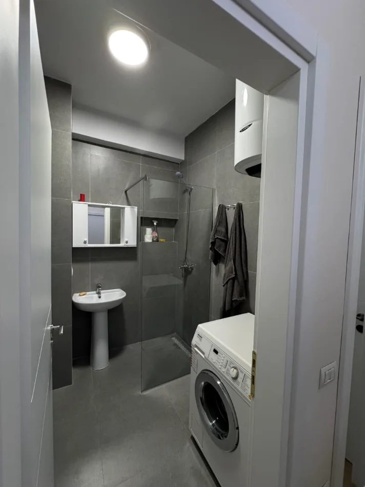 Tirane, jepet me qera apartament 1+1+Ballkon Kati 4, 70 m² 400 € 