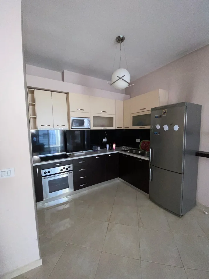 Tirane, jepet me qera apartament 2+1+Ballkon Kati 5, 90 m² 500 € 