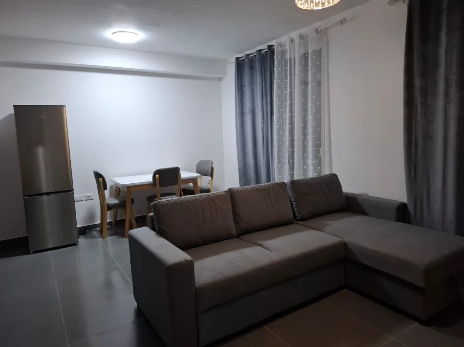 Tirane, jepet me qera apartament 3+1 , (5 MAJI)