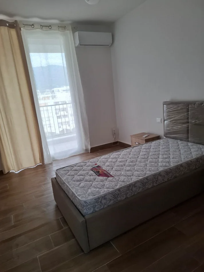 Tirane, jepet me qera apartament 3+1 , (5 MAJI)