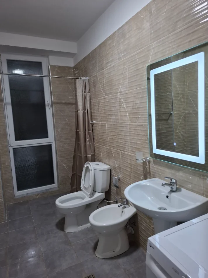 Tirane, jepet me qera apartament 3+1 , (5 MAJI)