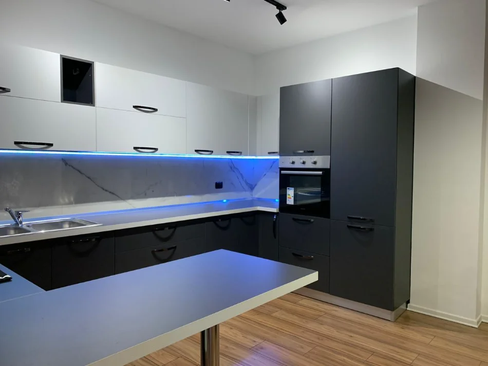 Tirane, jepet me qera apartament 1+1 Kati 7, 950 € (Rruga e Elbasanit)