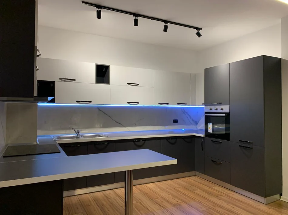 Tirane, jepet me qera apartament 1+1 Kati 7, 950 € (Rruga e Elbasanit)