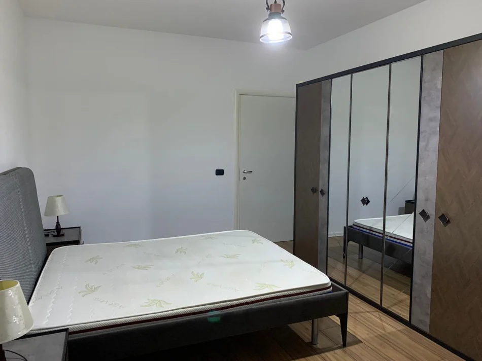Tirane, jepet me qera apartament 1+1 Kati 7, 950 € (Rruga e Elbasanit)