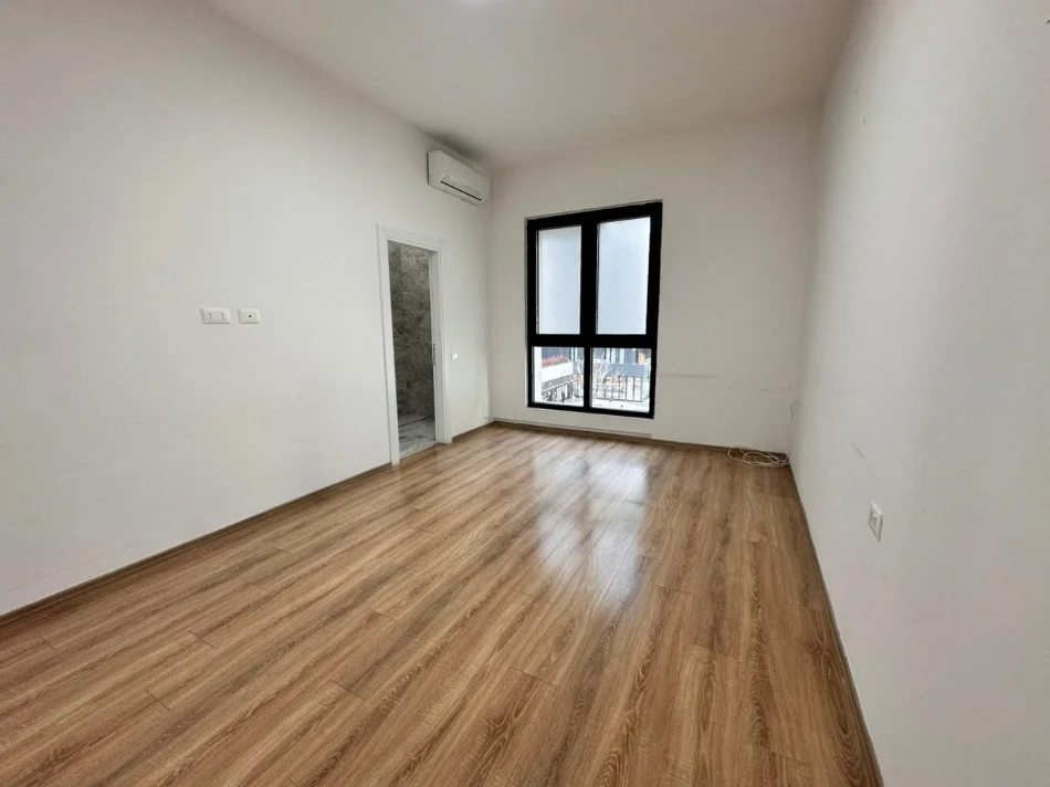 Tirane, jepet me qera apartament 2+1 Kati 2, 108 m² 1.000 € (Rruga e Kavajes)