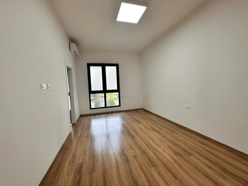 Tirane, jepet me qera apartament 2+1 Kati 2, 108 m² 1.000 € (Rruga e Kavajes)