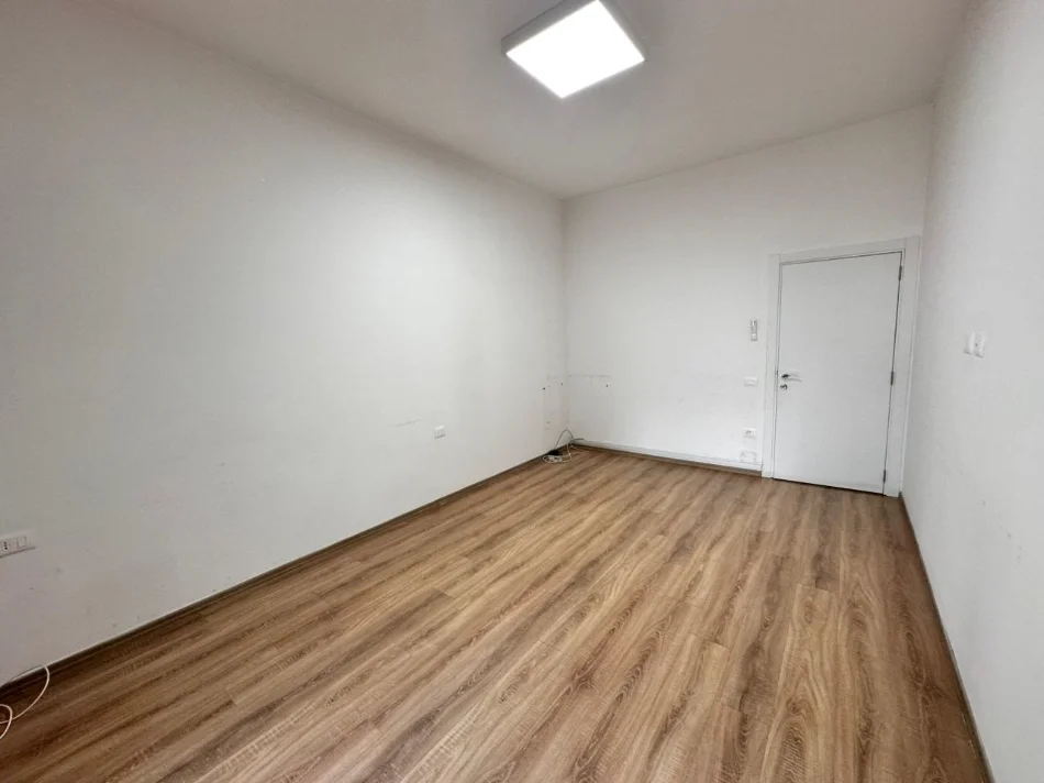 Tirane, jepet me qera apartament 2+1 Kati 2, 108 m² 1.000 € (Rruga e Kavajes)
