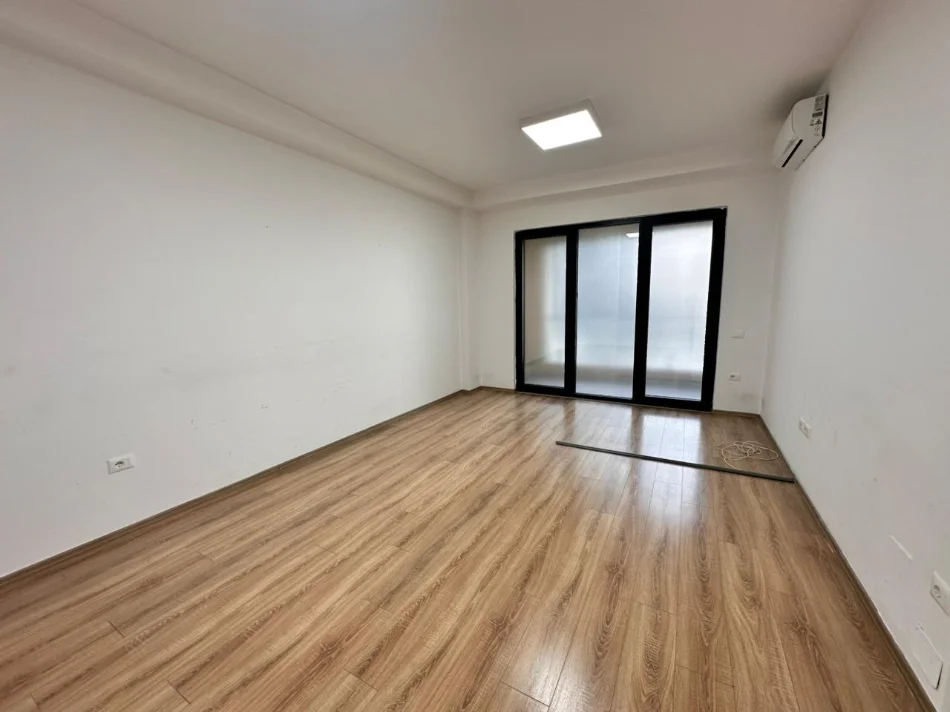 Tirane, jepet me qera apartament 2+1 Kati 2, 108 m² 1.000 € (Rruga e Kavajes)
