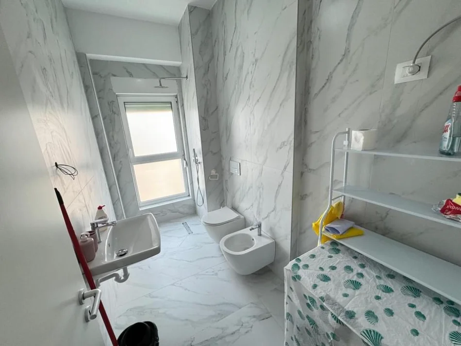 Tirane, jepet me qera apartament 1+1 Kati 5, (Ali Demi)