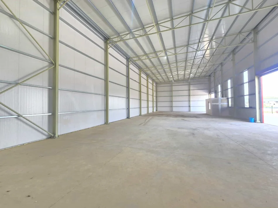 Tirane, jepet me qera magazine Kati 0, 1.000 m² 2.100 € (vore)