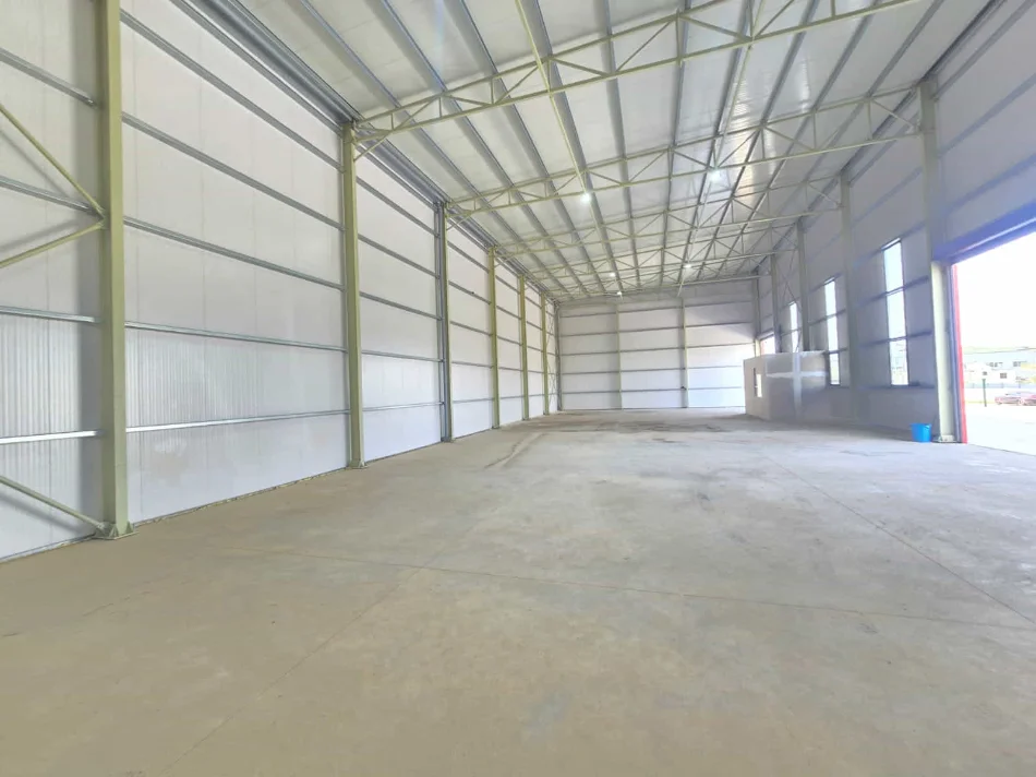 Tirane, jepet me qera magazine Kati 0, 1.000 m² 2.100 € (vore)