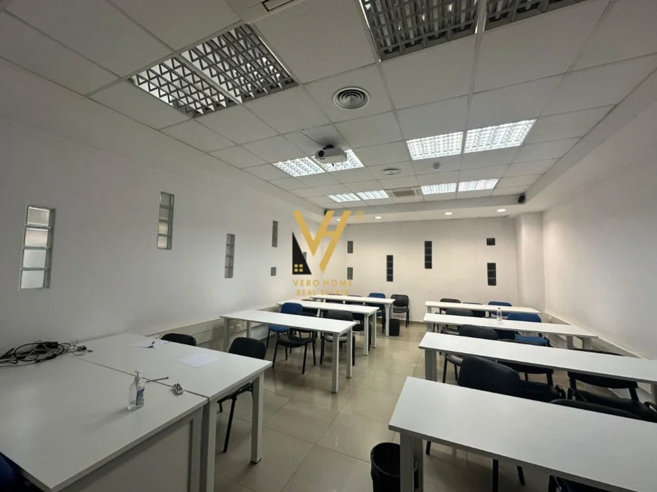 Tirane, jepet me qera ambjent biznesi Kati -1, 1.000 m² 7.000 € (KOMPLEKSI DELIJORGJI, PRANE HILTON)