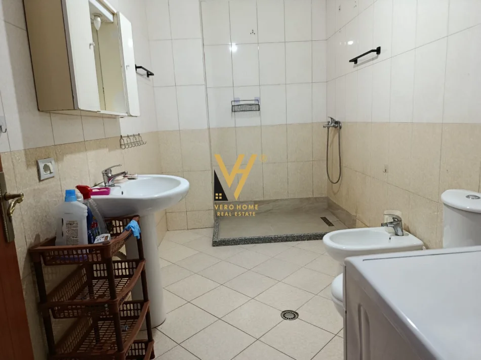 Tirane, jepet me qera apartament 1+1+Ballkon Kati 3, 77 m² 520 € (RRUGA RIZA CEROVA)