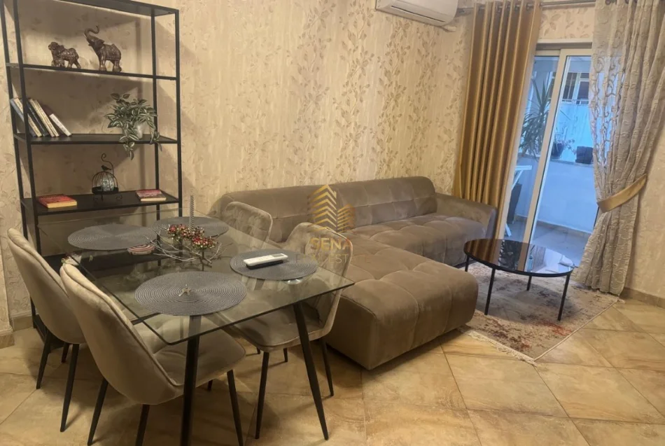 Tirane, jepet me qera apartament 1+1+Ballkon Kati 7, 75 m² 650 € (Rruga e Barrikadave)