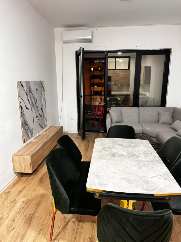 Tirane, jepet me qera apartament 2+1+Ballkon Kati 3, 78 m², 680 milek