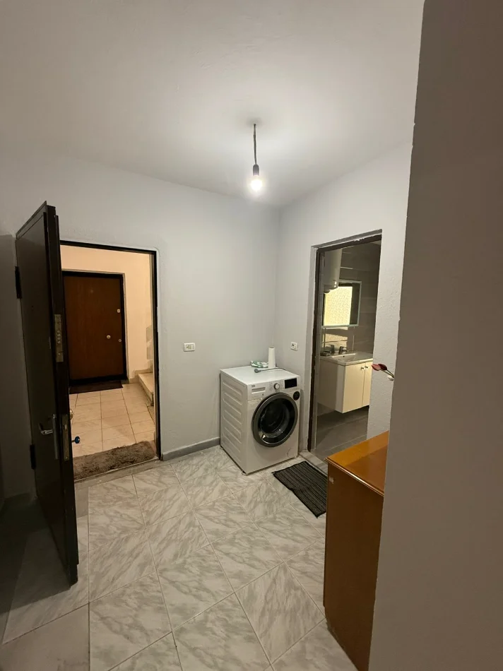 Tirane, jepet me qera 3+1+Ballkon Kati 2, 140 m² 600 € 
