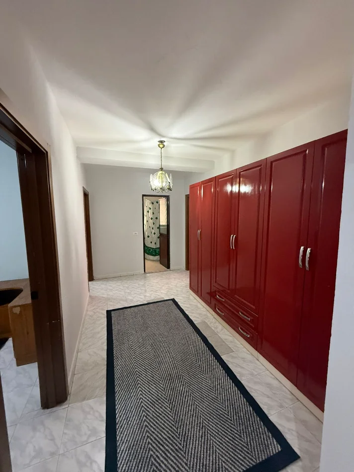 Tirane, jepet me qera 3+1+Ballkon Kati 2, 140 m² 600 € 