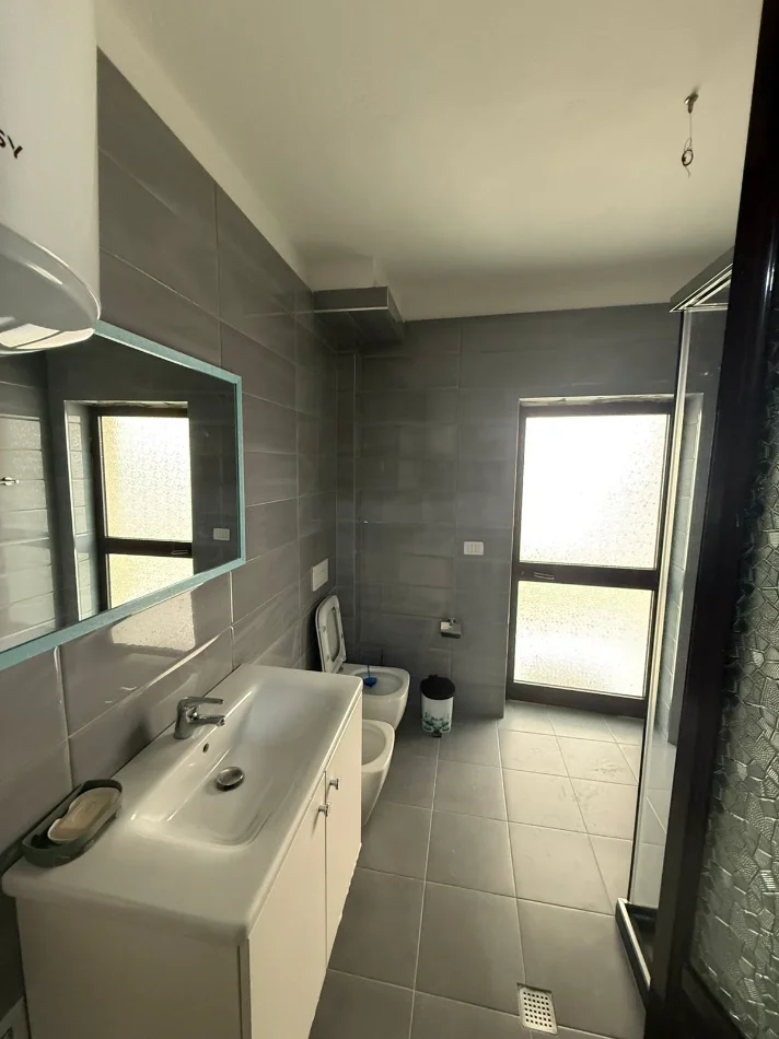 Tirane, jepet me qera 3+1+Ballkon Kati 2, 140 m² 600 € 