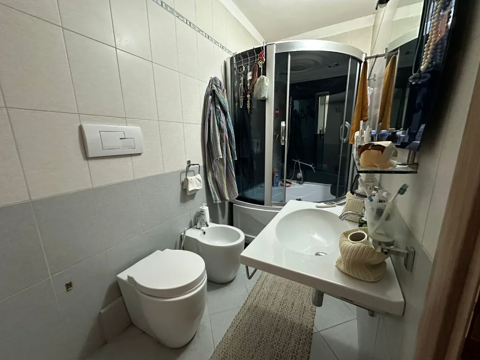 Tirane, jepet me qera apartament+verande | Penthouse 3+1+Aneks+Ballkon Kati 8, 160 m² 650 € (pallatet cabej)