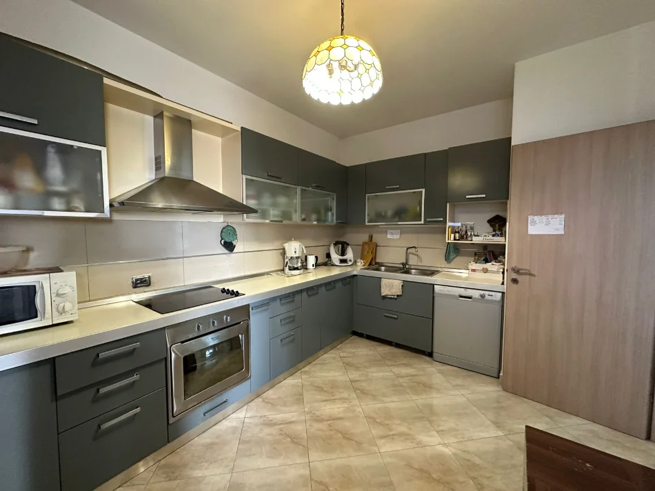 Tirane, jepet me qera apartament+verande | Penthouse 3+1+Aneks+Ballkon Kati 8, 160 m² 650 € (pallatet cabej)