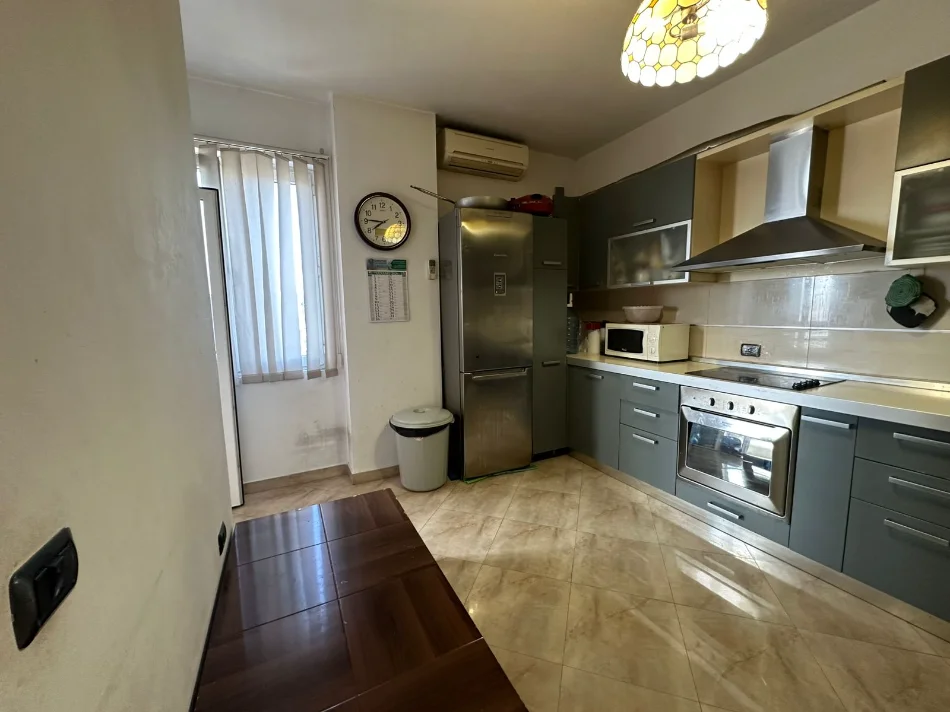 Tirane, jepet me qera apartament+verande | Penthouse 3+1+Aneks+Ballkon Kati 8, 160 m² 650 € (pallatet cabej)