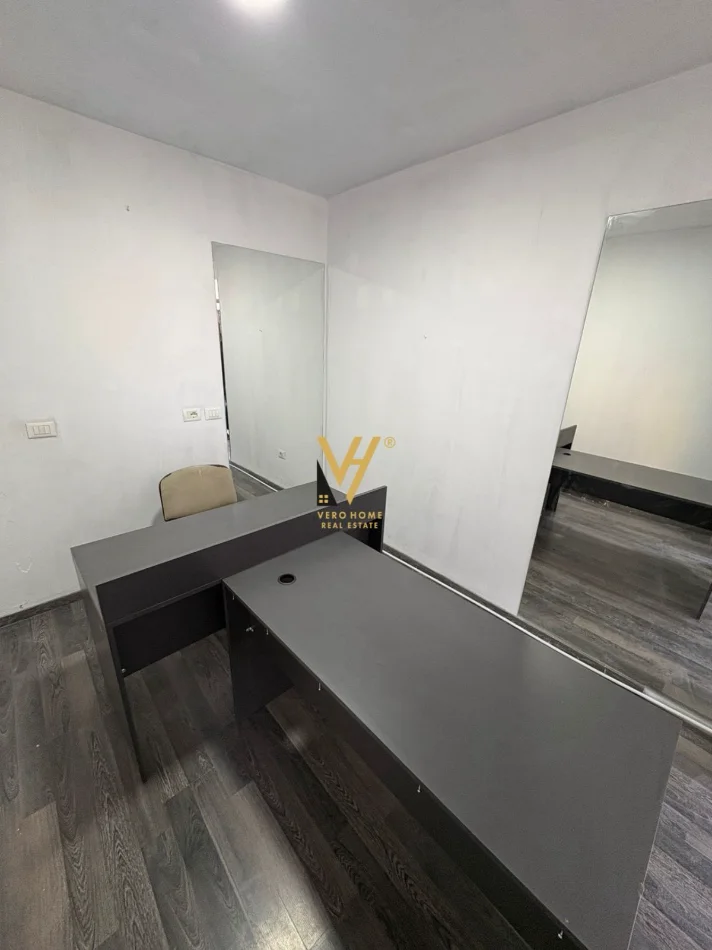 Tirane, jepet me qera zyre Kati 0, 15 m² 170 € (KOMUNA E PARISIT)