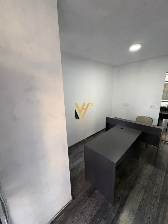 Tirane, jepet me qera zyre Kati 0, 15 m² 170 € (KOMUNA E PARISIT)